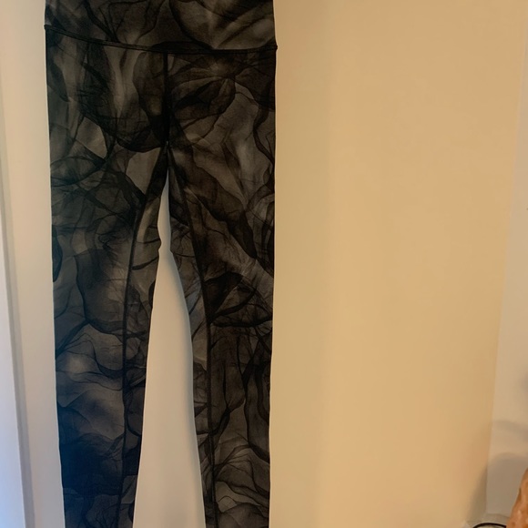 Lululemon Wunder Under Pant Hi-Rise
Midnight Tulle Multi Black leggings size 6 - Picture 2 of 10